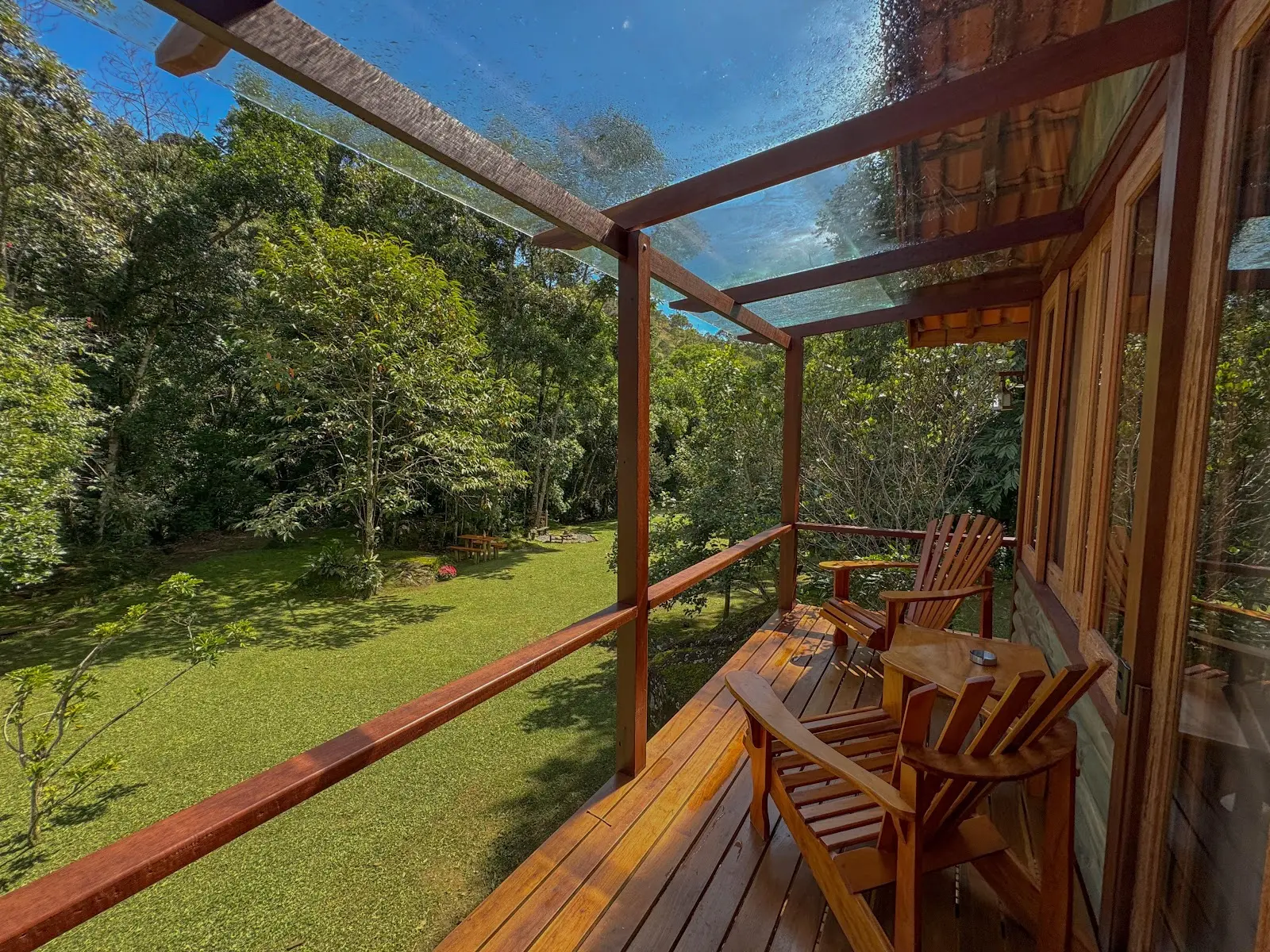 Varanda de vidro voltada para o jardim